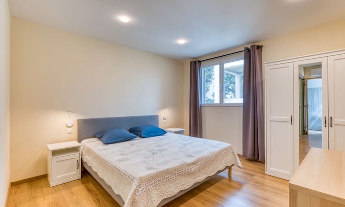 Arles House | Apartment 'Chambre 5' with Shared Pool, Wi-Fi and Air Conditioning