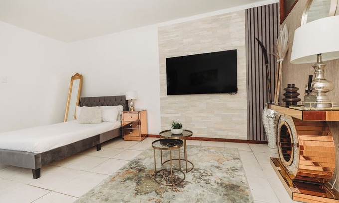 Cape Town City Centre Apartment | Studio apartment-Kloof Street