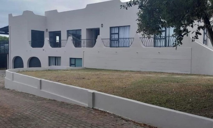 Jeffreys Bay House | Spacious 7-bedroom house in Marvelous Jeffreys Bay with WiFi