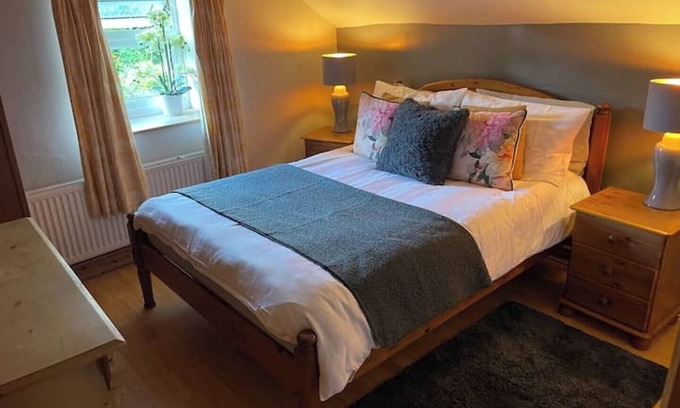 Axbridge Apartment | Cosy 1 bedroomed Annex with parking and courtyard