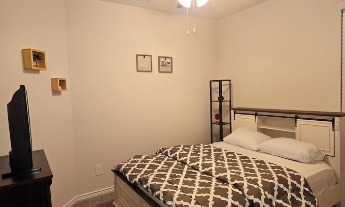 Lincoln Park House | Charming 1-bedroom in a house with WiFi and AC in delightful Aubrey area.