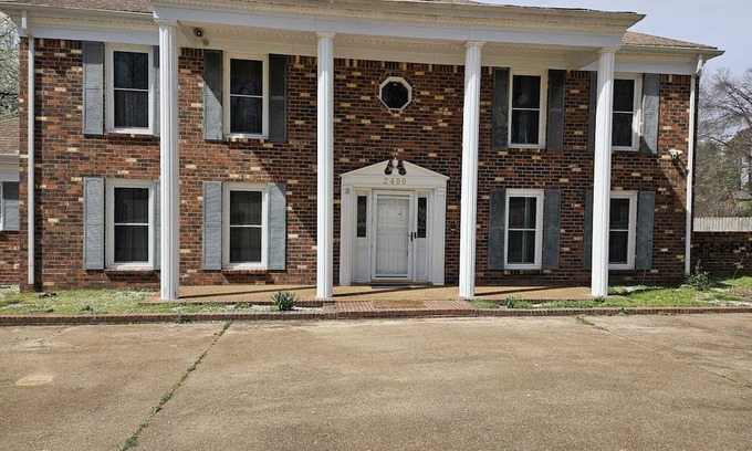 Cordova House | Elegant 7- BR Mansion with Pool - Near Gold Course & Essentials, All King Beds.