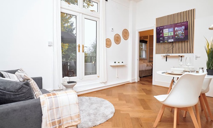 Notting Hill Apartment | Chic 1-Bed Flat w/Terrace in Notting Hill W10