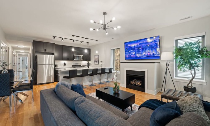 Heart of Chicago Apartment | Cozy Chicago 3BD 2Bath Retreat with Balcony