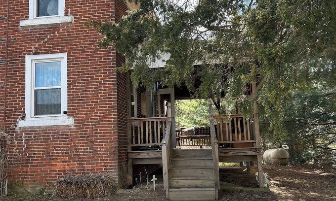Galion Bed & Breakfast | 4-bedroom bed & breakfast in charming hideaway 1800's home!