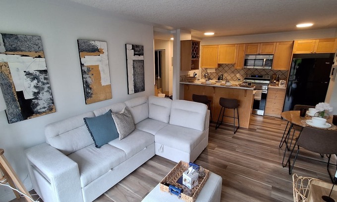 Lower Mount Royal Condo | Chic Apt Near Stampede