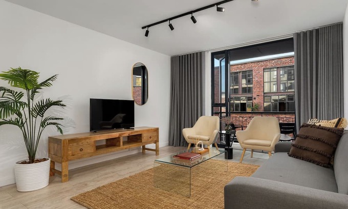 Flora Park Apartment | Modern Greenpoint Getaway