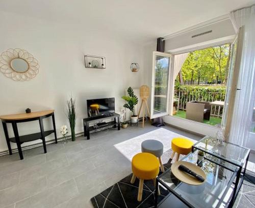 Les Epinettes Apartment | LE COSY studio proche PARIS avec parking & terrasse